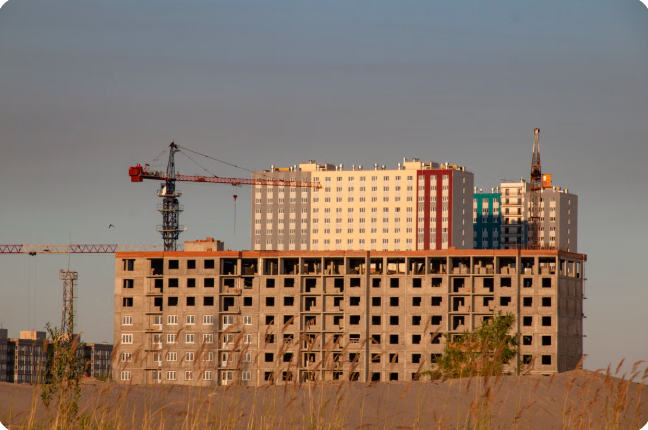 Obra en construcción con estructura visible